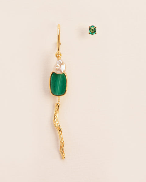 Asymmetric earring with branch-shaped pendant, malachite, pearl and emerald in 18 ct. gold